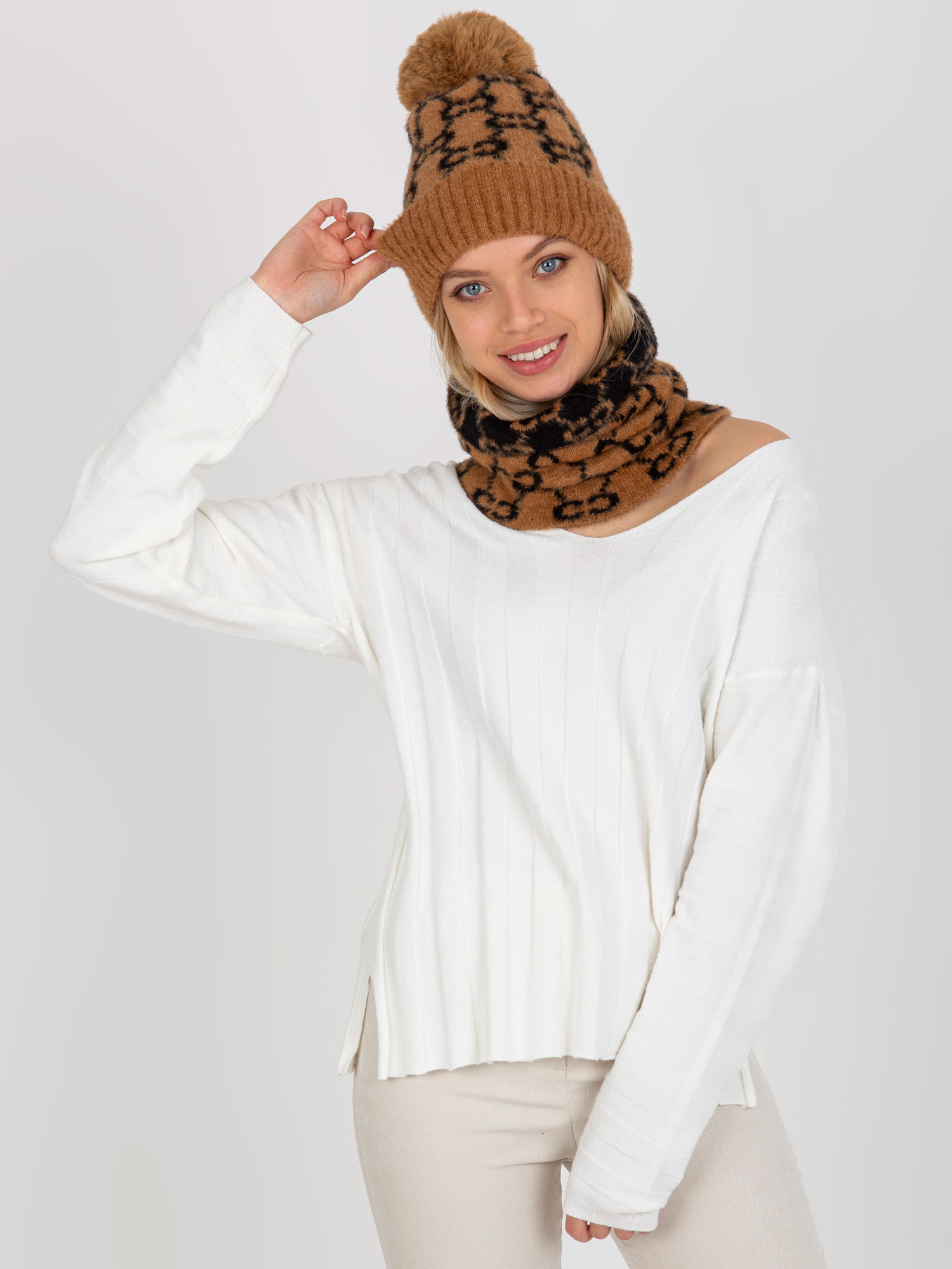 Зимна шапка с помпон в цвят камел | Trendo.bg