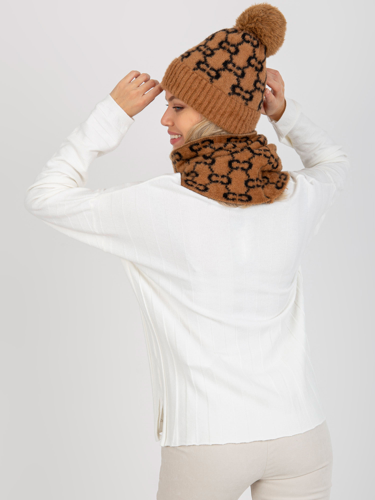 Зимна шапка с помпон в цвят камел | Trendo.bg