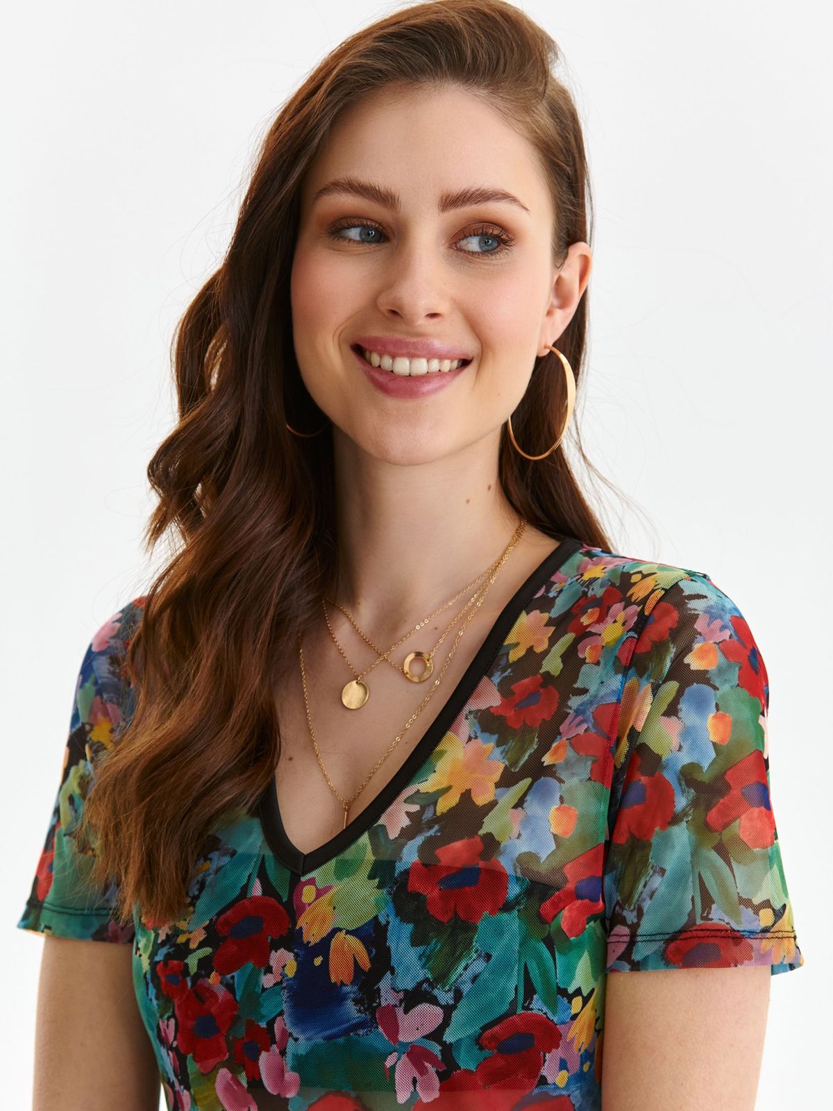 Цветна тениска с V-образно деколте | Trendo.bg